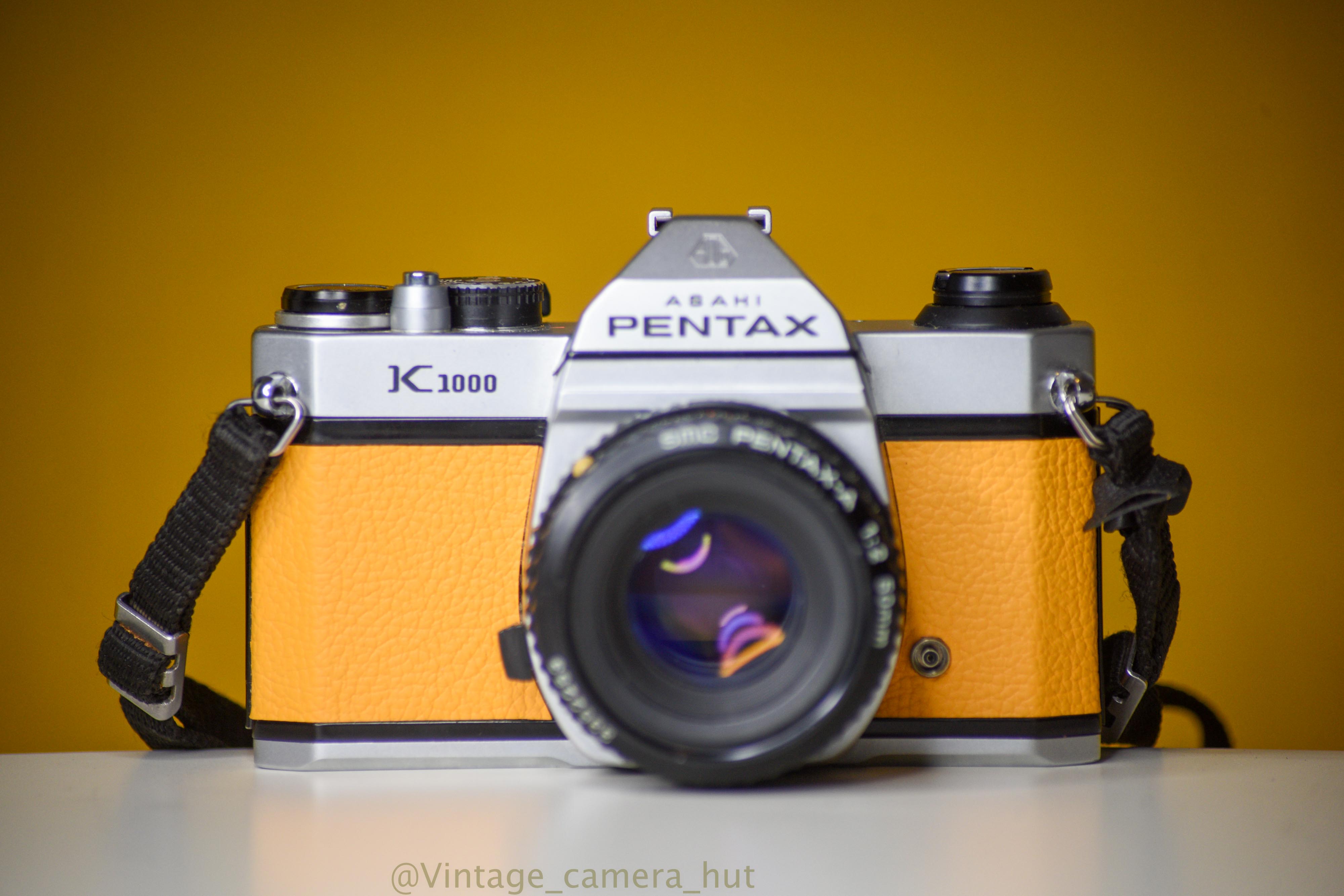 Pentax, Fotocamera a pellicola Pentax K1000 con obiettivo Pentax 50 mm f/1,7 in giallo