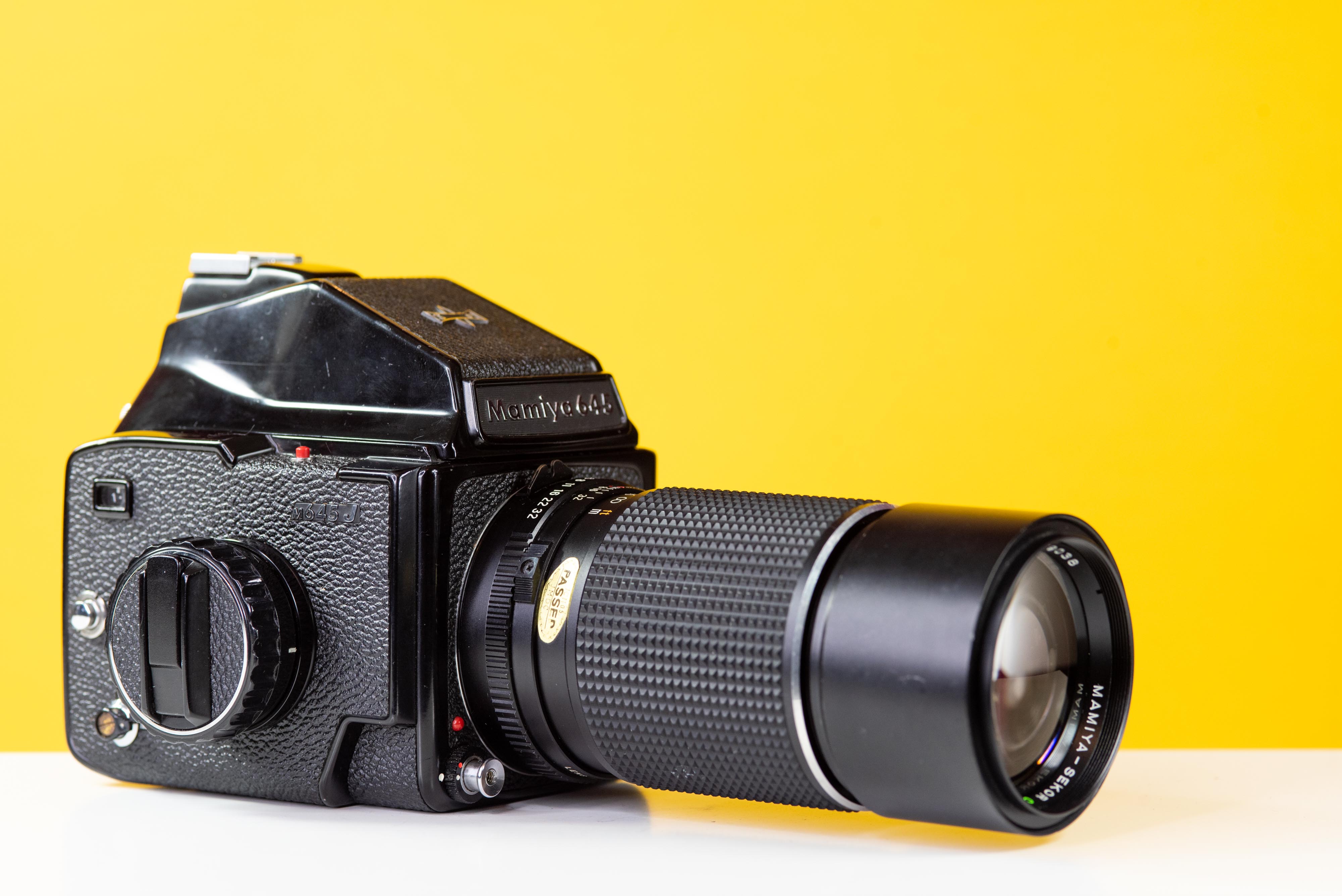 Rifugio per macchine fotografiche d'epoca, Fotocamera a pellicola di medio formato Mamiya M645J 120 con obiettivo Mamiya Sekor 210 mm f/4